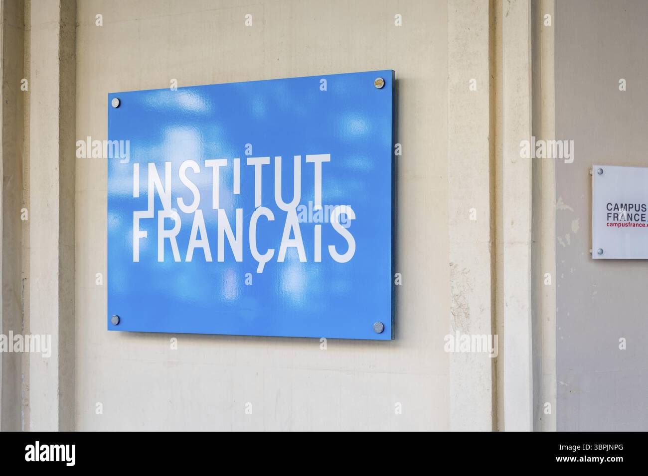 Sophia, Bulgaria - 08.17.2022: Institut Francais, o Istituto francese, cartello all'ingresso. È stato avviato nel 1907 dal Ministero degli affari Esteri per Foto Stock