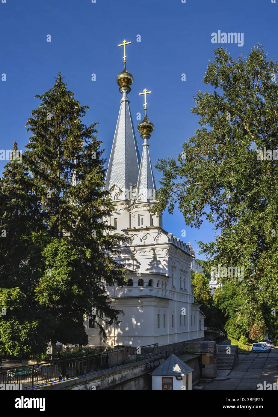 Svyatogorsk, Ucraina 07.16.2020. Le Sacre montagne Lavra della Santa Dormizione a Svyatogorsk o Sviatohirsk, Ucraina, in una soleggiata mattina d'estate, Svy Foto Stock