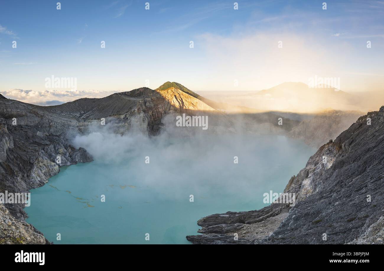 Monte Ijen, un vulcano e una miniera di zolfo situato vicino a Banyuwangi, nella parte orientale di Giava, Indonesia. Immagine panoramica del cratere di Ijen, una famosa destinazione turistica Foto Stock