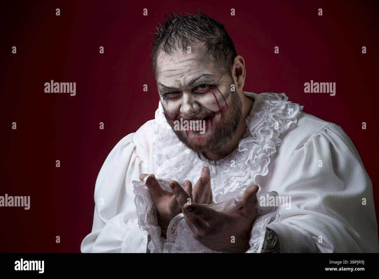 Ritratto di un malvagio Clown. Riprese in studio con un'orribile face art Foto Stock