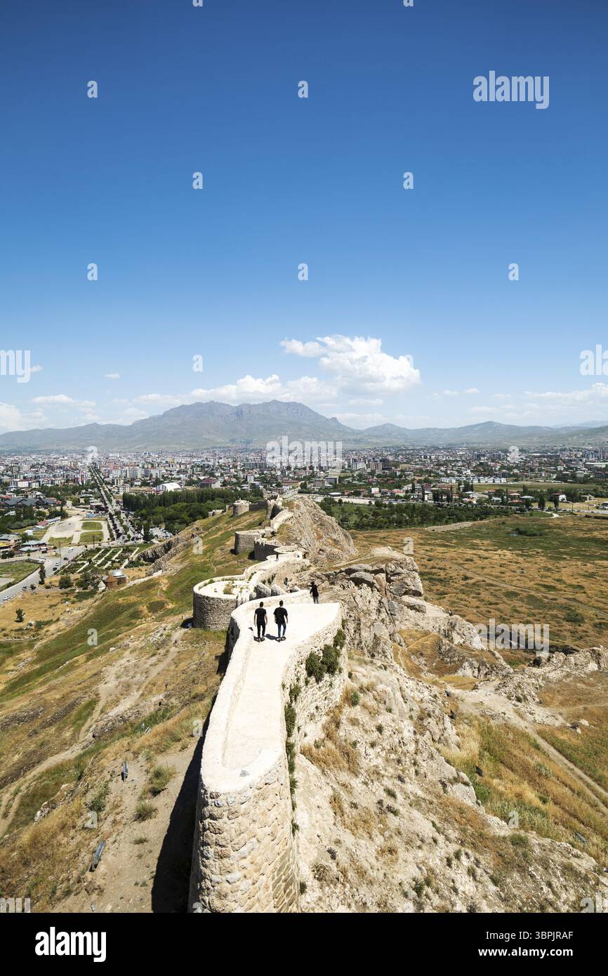 Van Castle, o Fortezza di Van, scenario a Van, Turchia. La Fortezza di Van è una massiccia fortificazione in pietra costruita dall'antico regno di Urartu Foto Stock