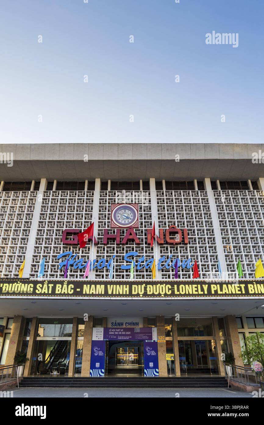 Hanoi, Vietnam - 12.22.2023: Stazione ferroviaria di Hanoi nel centro di Hanoi, Vietnam, la principale stazione ferroviaria di Hanoi, Asia Foto Stock