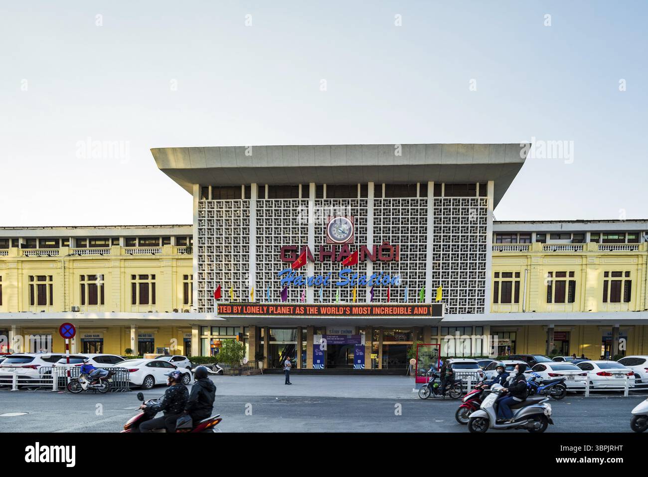 Hanoi, Vietnam - 12.22.2023: Stazione ferroviaria di Hanoi nel centro di Hanoi, Vietnam, la principale stazione ferroviaria di Hanoi, Asia Foto Stock