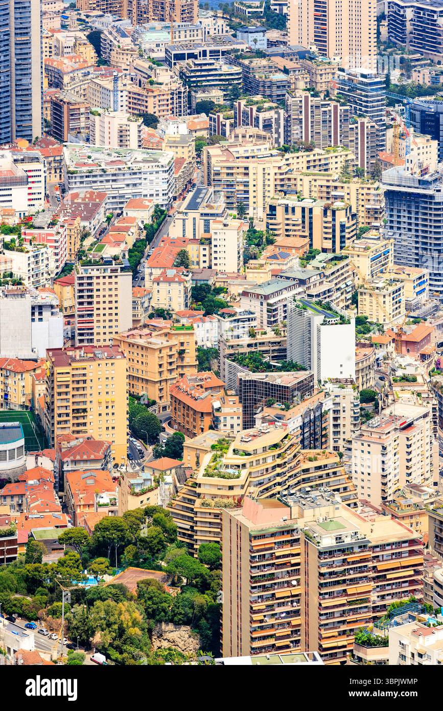 Vista ravvicinata della città di Monaco e del centro di Monte Carlo, il resort simbolo europeo per immobili esclusivi, jet set internazionale, attrazioni e tour Foto Stock