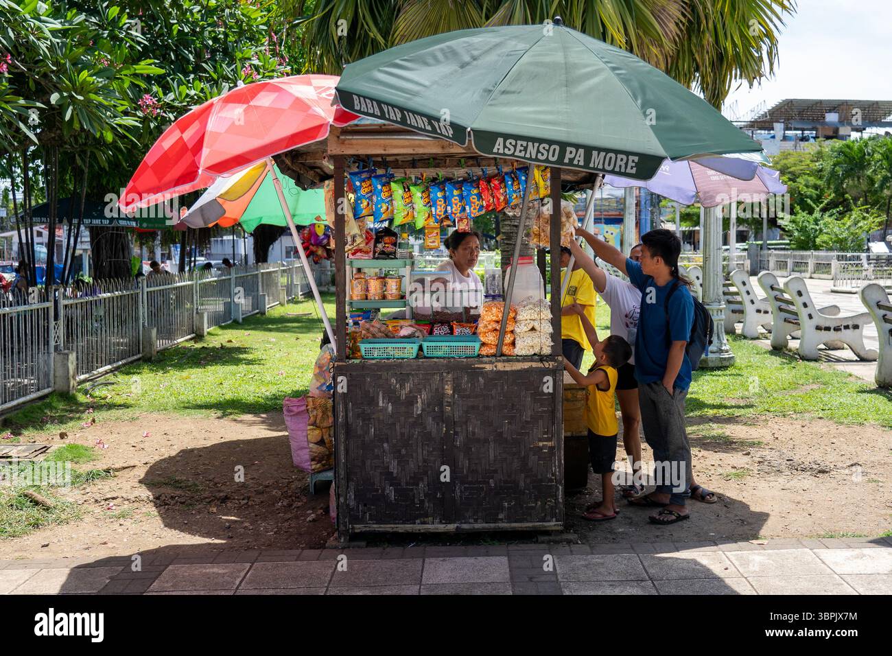 Tagbilaran, Bohol, Filippine – 24 giugno 2025: Venditore ambulante che vende caramelle ai clienti Foto Stock