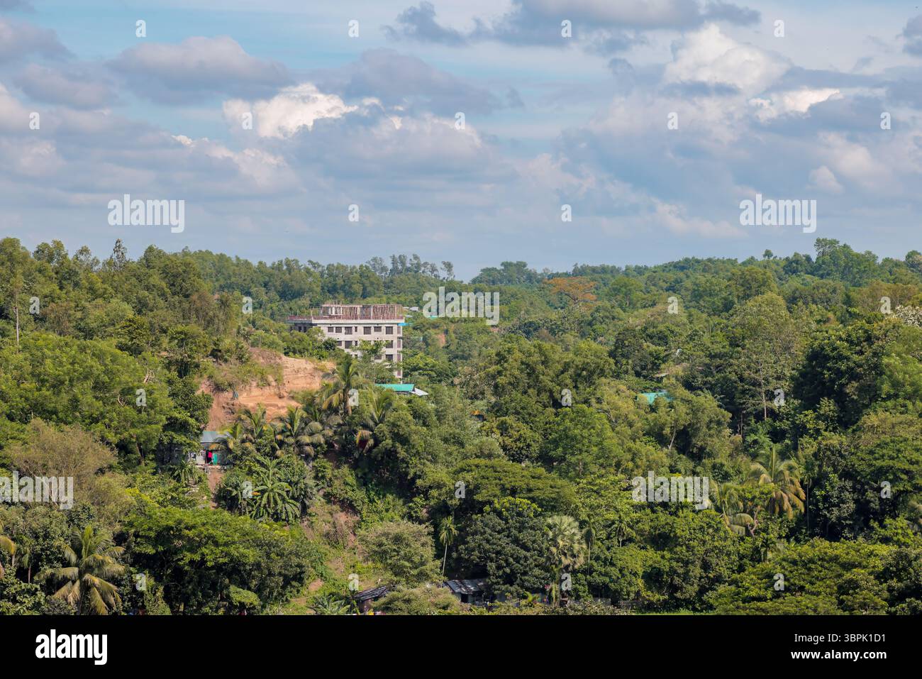 Una casa sulla collina. Questa foto è stata scattata da Cox's Bazar, Bangladesh. Foto Stock
