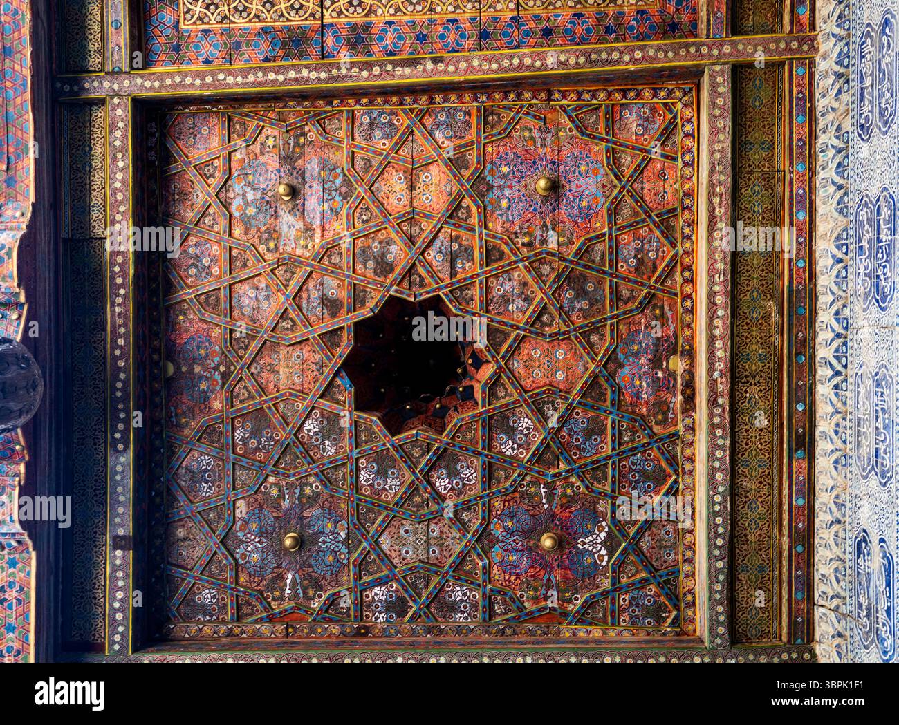 Soffitti dal design intricato con motivi geometrici e colori vivaci, che mettono in risalto la tradizionale maestria artigianale. Foto Stock
