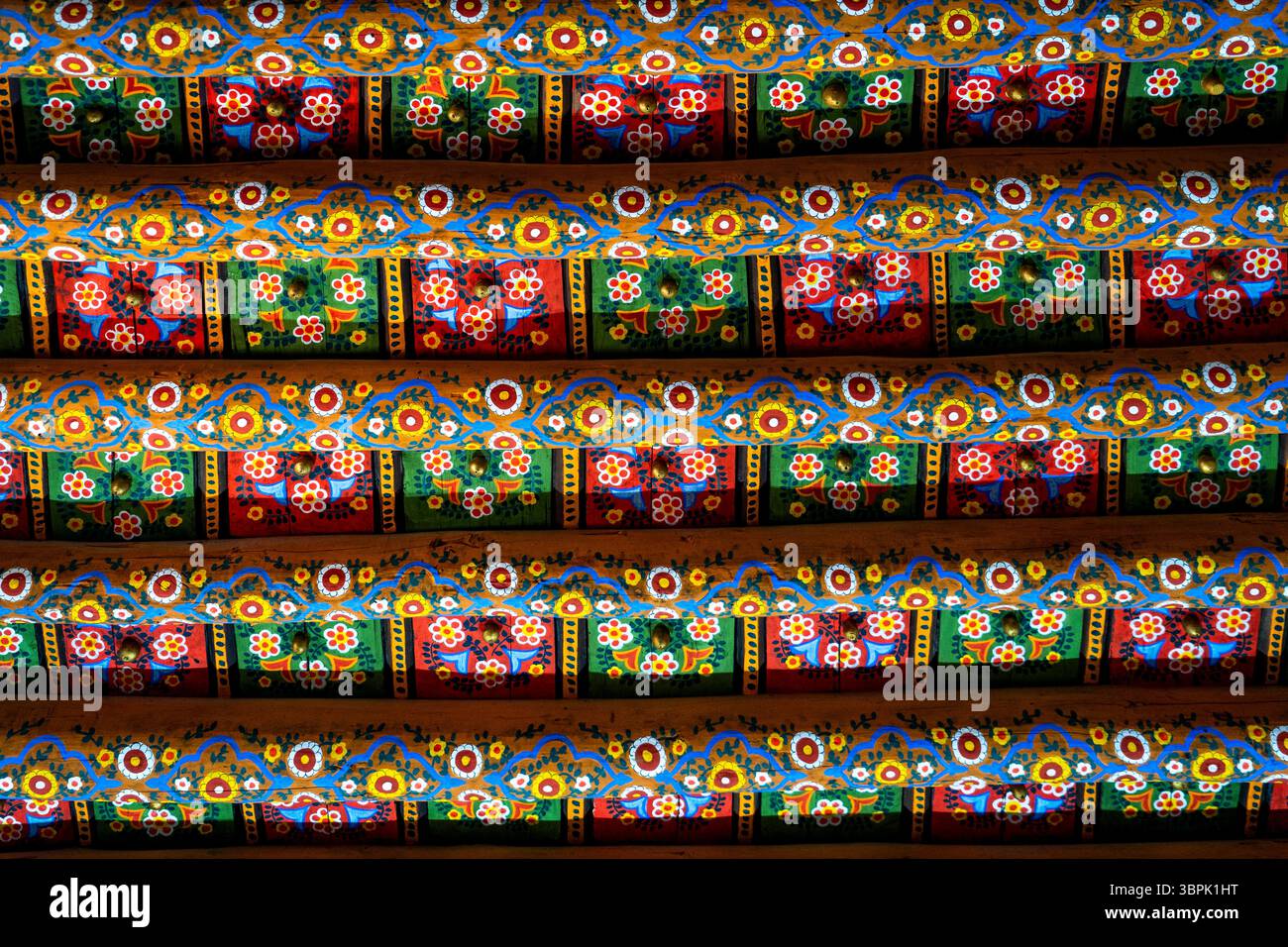 Soffitto tradizionale colorato con intricati motivi floreali e colori vivaci, che mettono in risalto la maestria artistica. Foto Stock