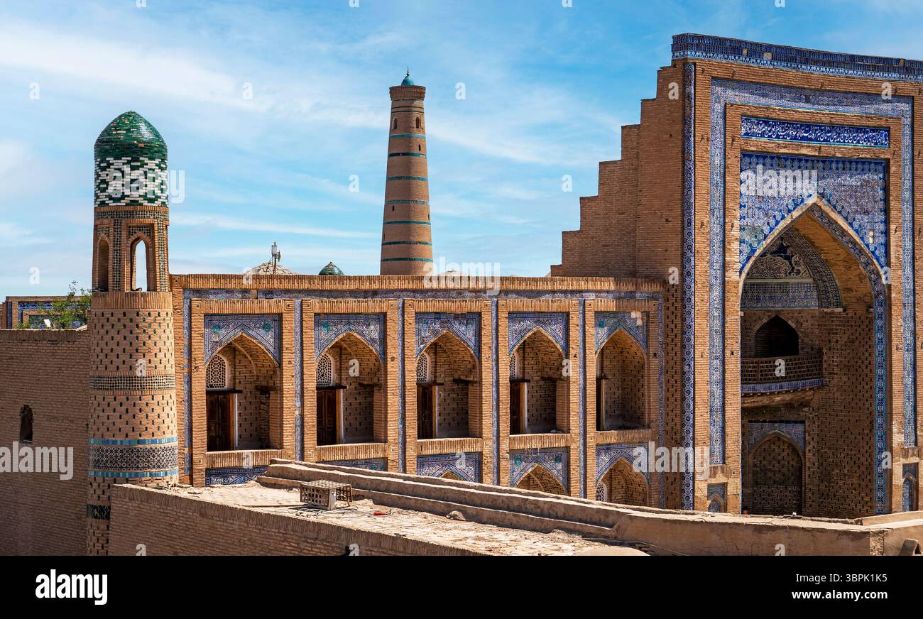 Una splendida vista dell'architettura storica caratterizzata da intricati lavori di piastrelle e cupole in un paesaggio desertico. La scena cattura la bellezza dell'antico bui Foto Stock