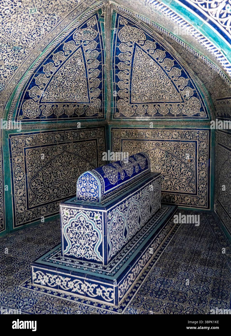 Un interno della tomba dal design complesso caratterizzato da piastrelle blu e bianche ornate. Il soffitto è ad arco, ornato con motivi geometrici, e la tomba Foto Stock