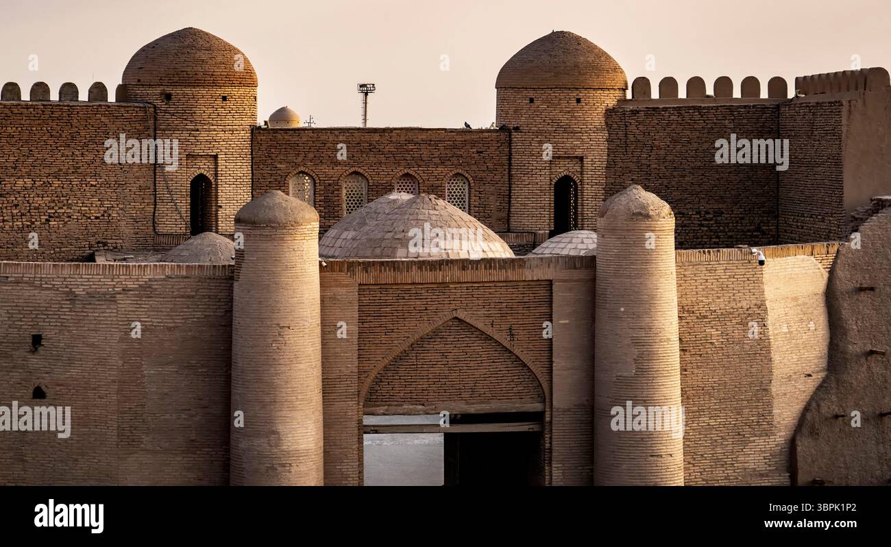 Una vista ravvicinata di un'antica fortezza con tetti a cupola e alte mura in pietra, che mostrano intricati dettagli architettonici e un'atmosfera storica. Foto Stock