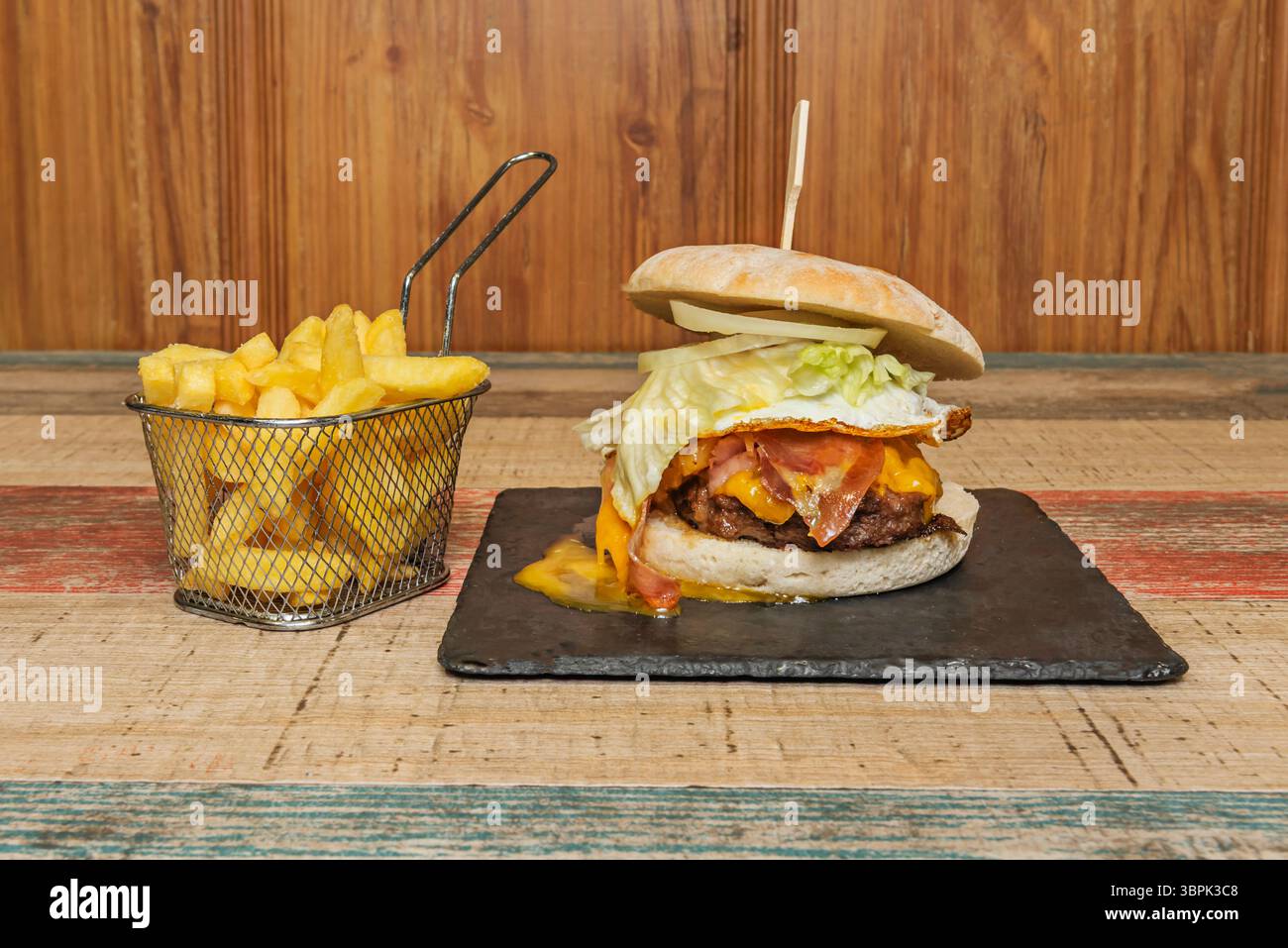 Per molti, l'hamburger è sinonimo degli Stati Uniti, la sua cultura fast-food Foto Stock