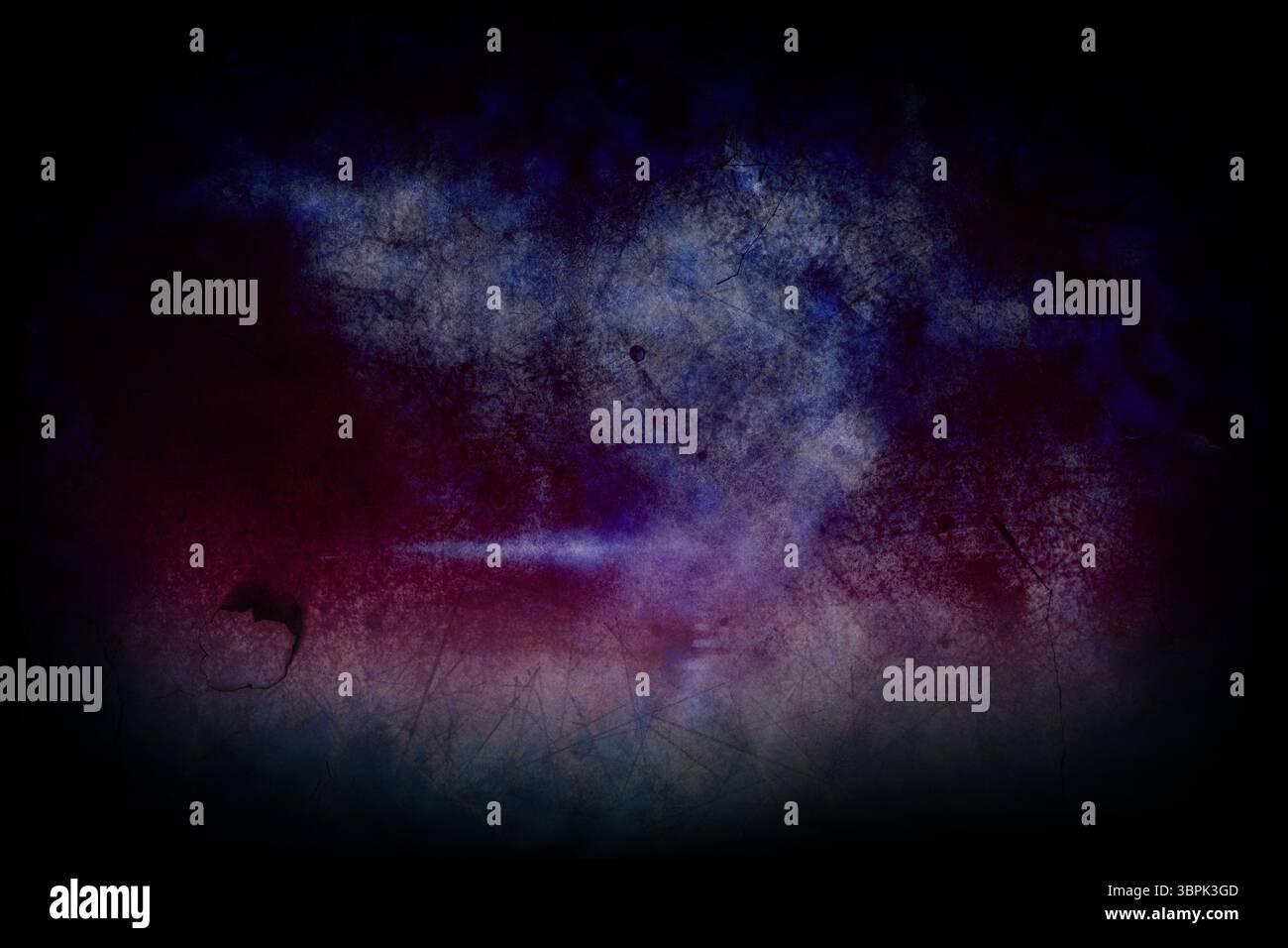 Trama grunge astratta che si estende su tutta la cornice, mescolando il viola scuro e il rosso in strisci blu intenso Foto Stock