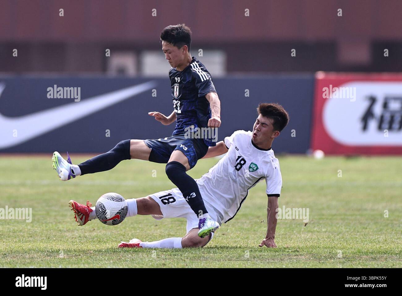 Il giocatore dell'Uzbekistan Sokhibek Marufov (in basso) in azione durante la partita. Shenyang, Cina. 8 luglio 2025. Il torneo internazionale di calcio 2025 CFA China Team·Shenyang 'Peace Cup' continuò allo Shenyang Sports City Stadium, con la nazionale giapponese U-16 maschile che sconfisse la nazionale uzbeka U-16 maschile 3-1 nella quinta partita della competizione, l'8 luglio 2025. Credito: Yu Haiyang/China News Service/Alamy Live News Foto Stock