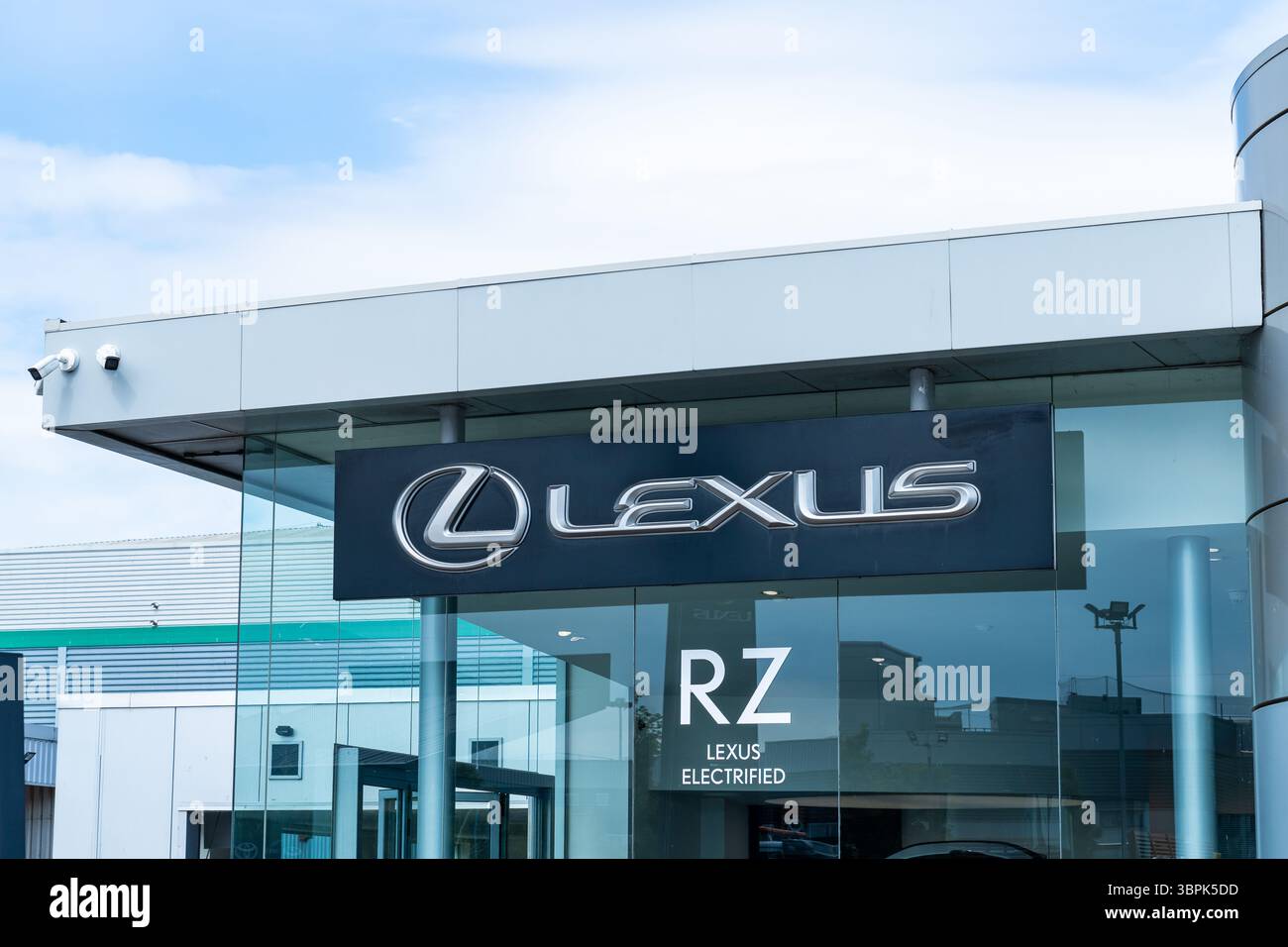 Erdington, Birmingham, Regno Unito – 4 luglio 2025: Segnaletica esterna di Lexus, un marchio di auto di lusso presso una concessionaria nel Regno Unito Foto Stock