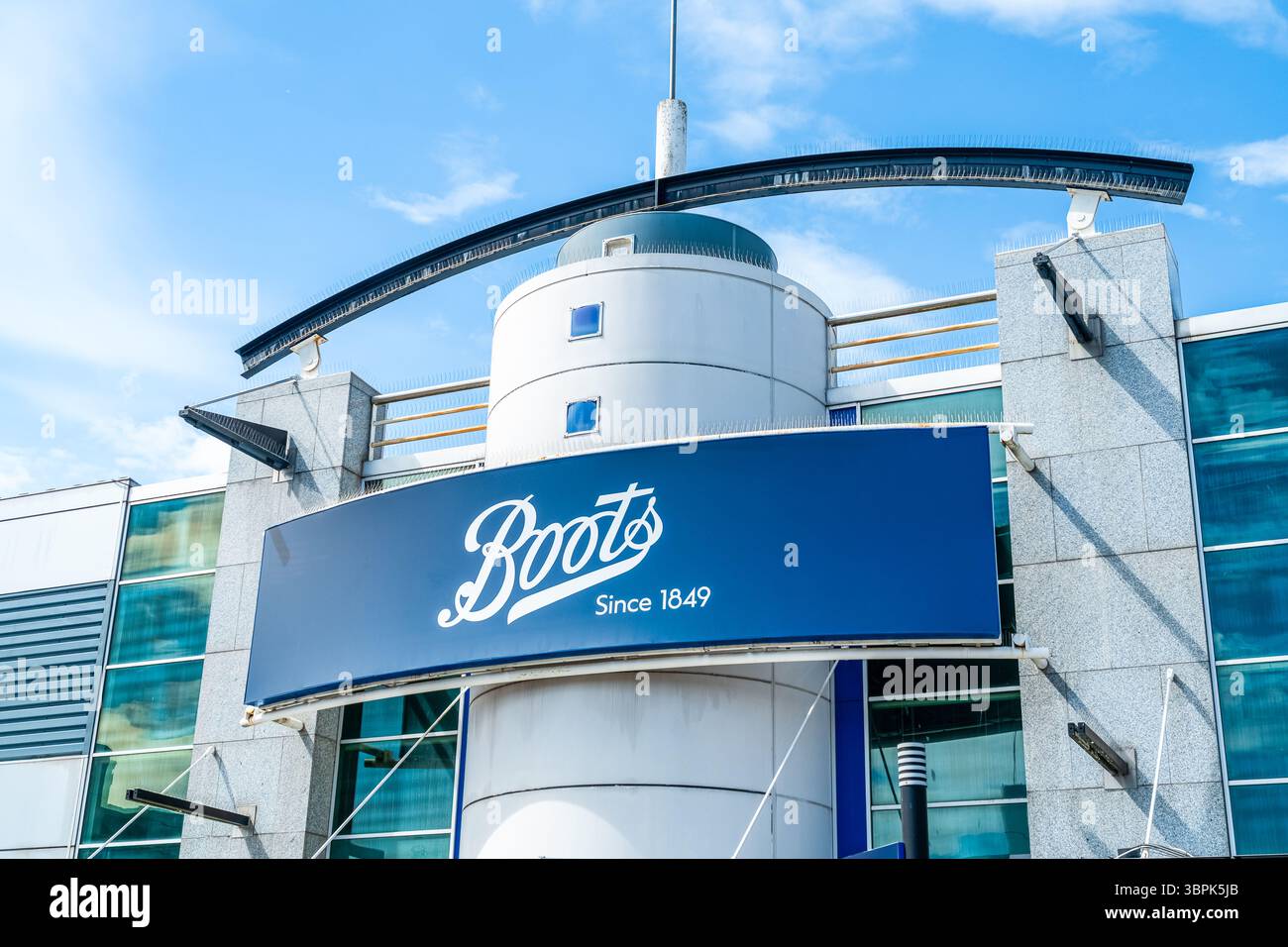 Erdington, Birmingham, Regno Unito – 4 luglio 2025: Negozio di facciata di stivali, una farmacia con sede nel Regno Unito e negozio di salute Foto Stock