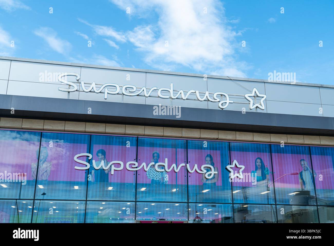 Erdington, Birmingham, Regno Unito – 4 luglio 2025: Segnaletica anteriore del fornitore di prodotti sanitari con sede nel Regno Unito, Superdrug Foto Stock