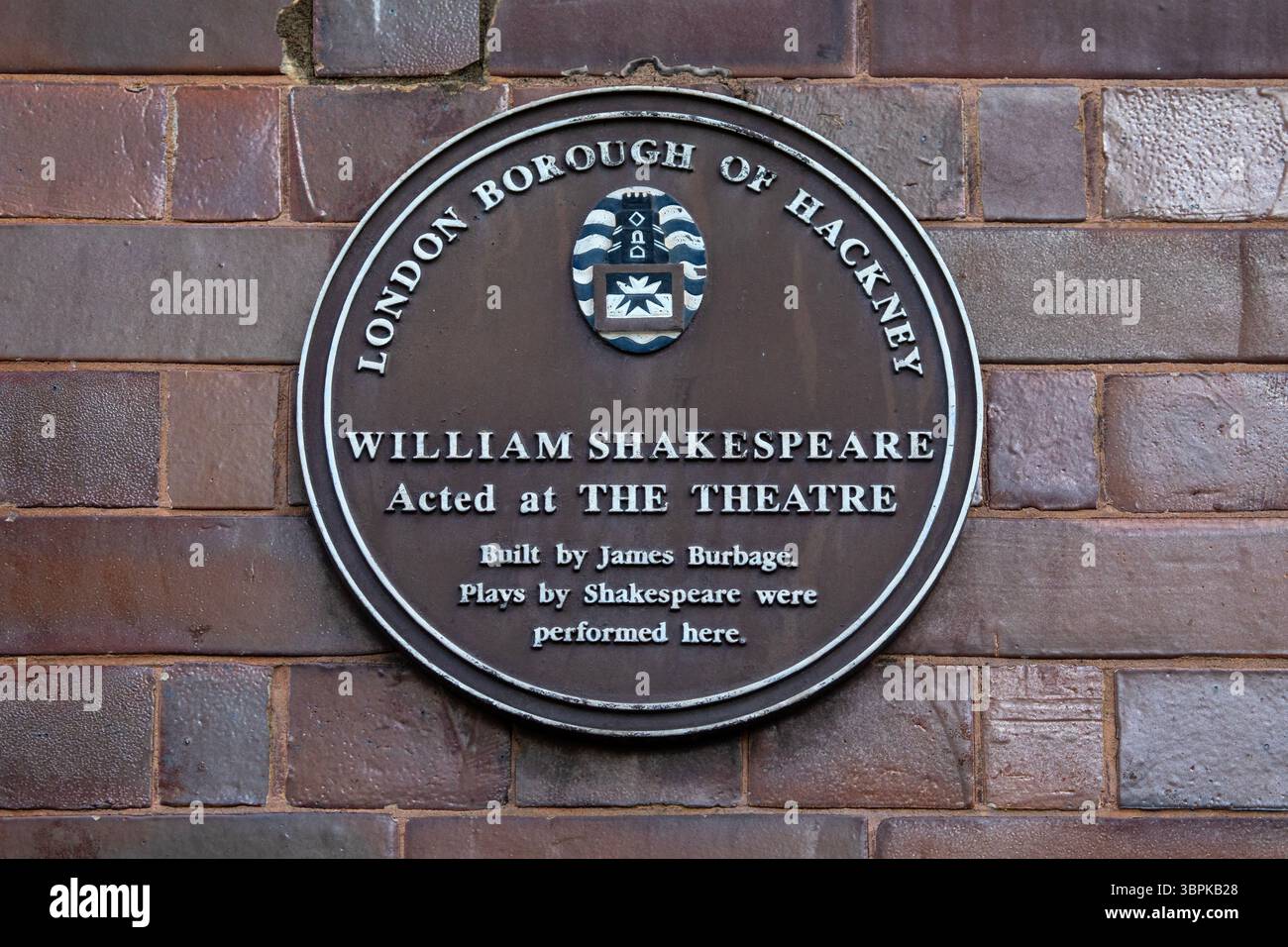 Londra, Regno Unito - 2 giugno 2025: Una targa sulla Great Eastern Street a Londra, Regno Unito, che segna il luogo in cui un tempo si esibiva il famoso drammaturgo William Shakespeare Foto Stock