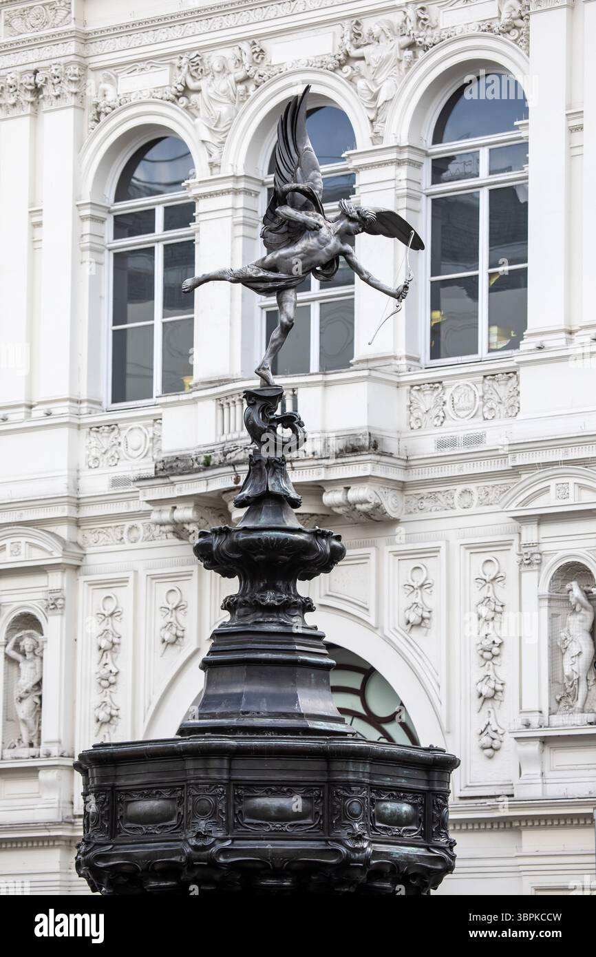 Londra, Regno Unito - 2 giugno 2025: The Shaftesbury Memorial Fountain al Piccadilly Circus di Londra, Regno Unito. È comunemente noto come Eros, ma la scultura lo è Foto Stock