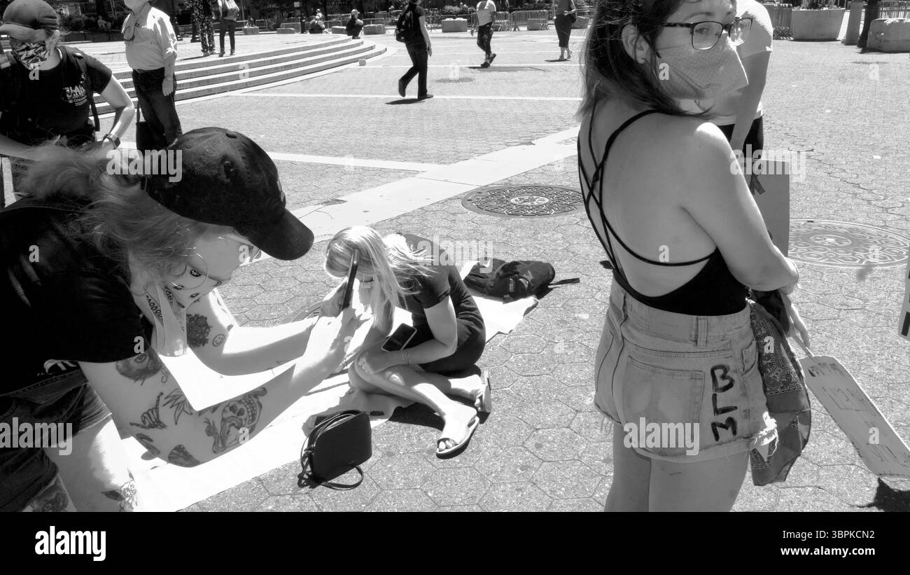 12 giugno 2020, New York, New York, USA: Union Square. BLM. Sborsare la polizia. Se non ora, quando. Una rivolta è la lingua dell'ignoto. MLK. Infrangete la legge, andate in prigione. Niente giustizia, niente pace. 86 la polizia. Amore libero. Protesta. Le vite nere contano. Se la conoscenza è potere e l'ignoranza è beatitudine armi le parole io divento questo chi sono io (immagine di credito: © John Marshall Mantel/ZUMA Wire) Foto Stock