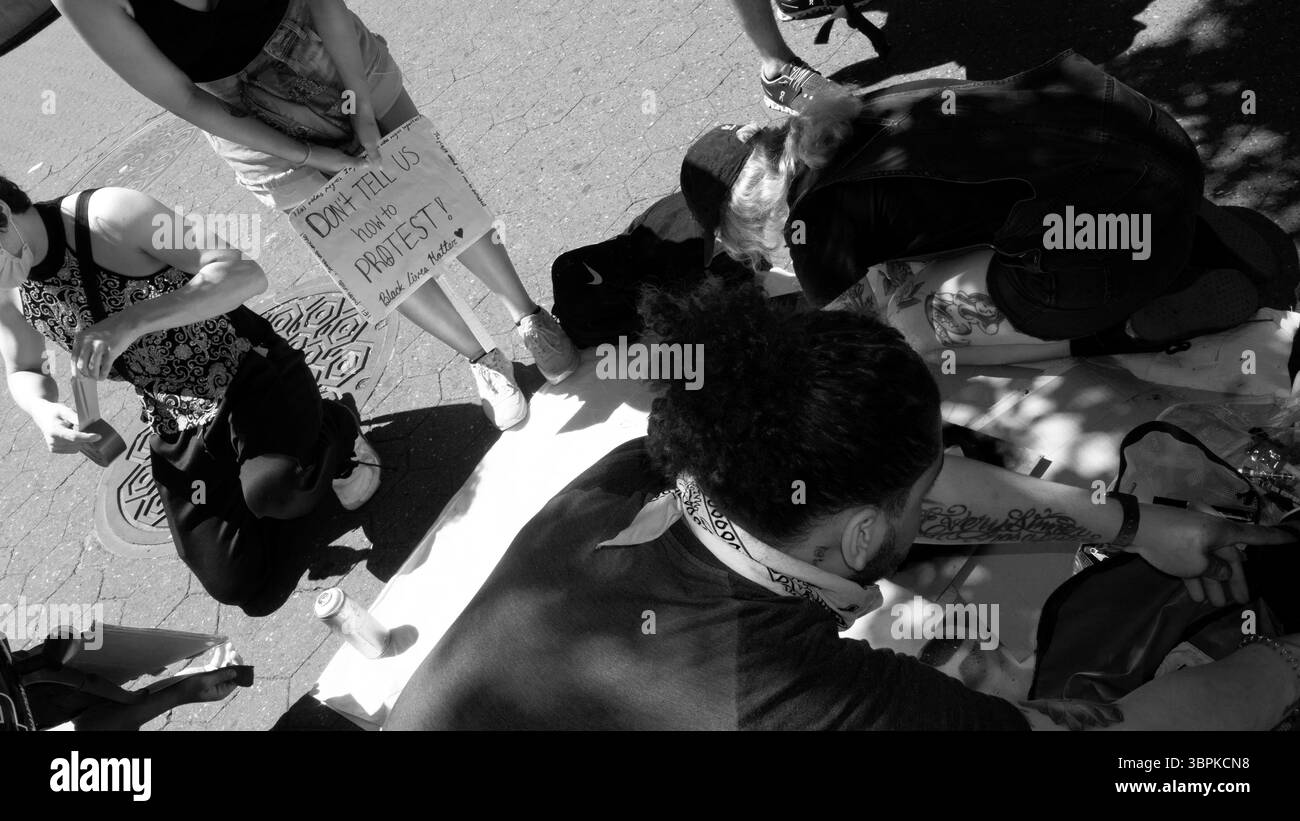 12 giugno 2020, New York, New York, USA: Union Square. BLM. Sborsare la polizia. Se non ora, quando. Una rivolta è la lingua dell'ignoto. MLK. Infrangete la legge, andate in prigione. Niente giustizia, niente pace. 86 la polizia. Amore libero. Protesta. Le vite nere contano. (Immagine di credito: © John Marshall Mantel/ZUMA Wire) Foto Stock