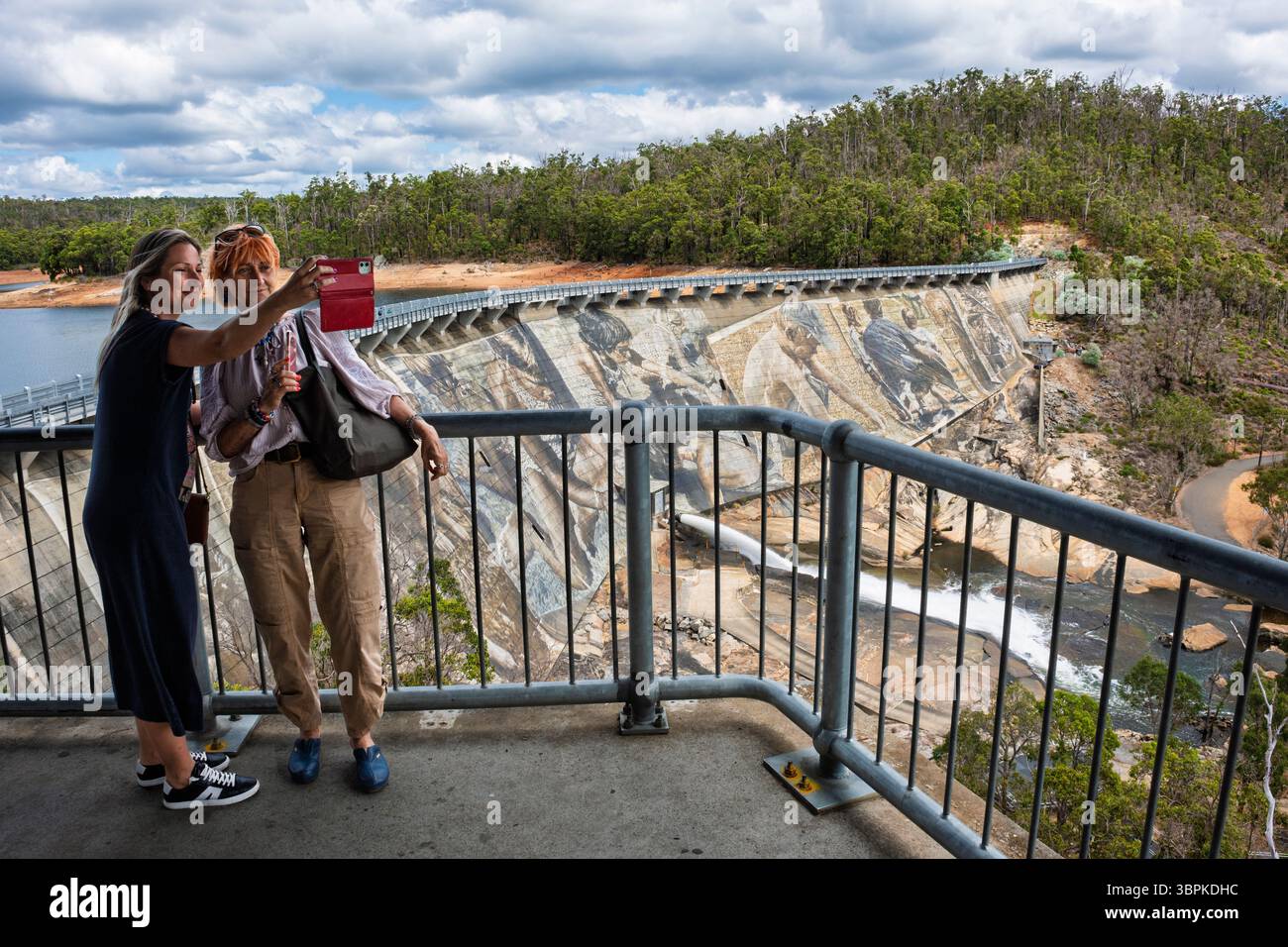 I turisti fanno un selfie sullo sfondo del murale di Guido van Helten sulla diga di Wellington, vicino a Collie, Australia Occidentale Foto Stock