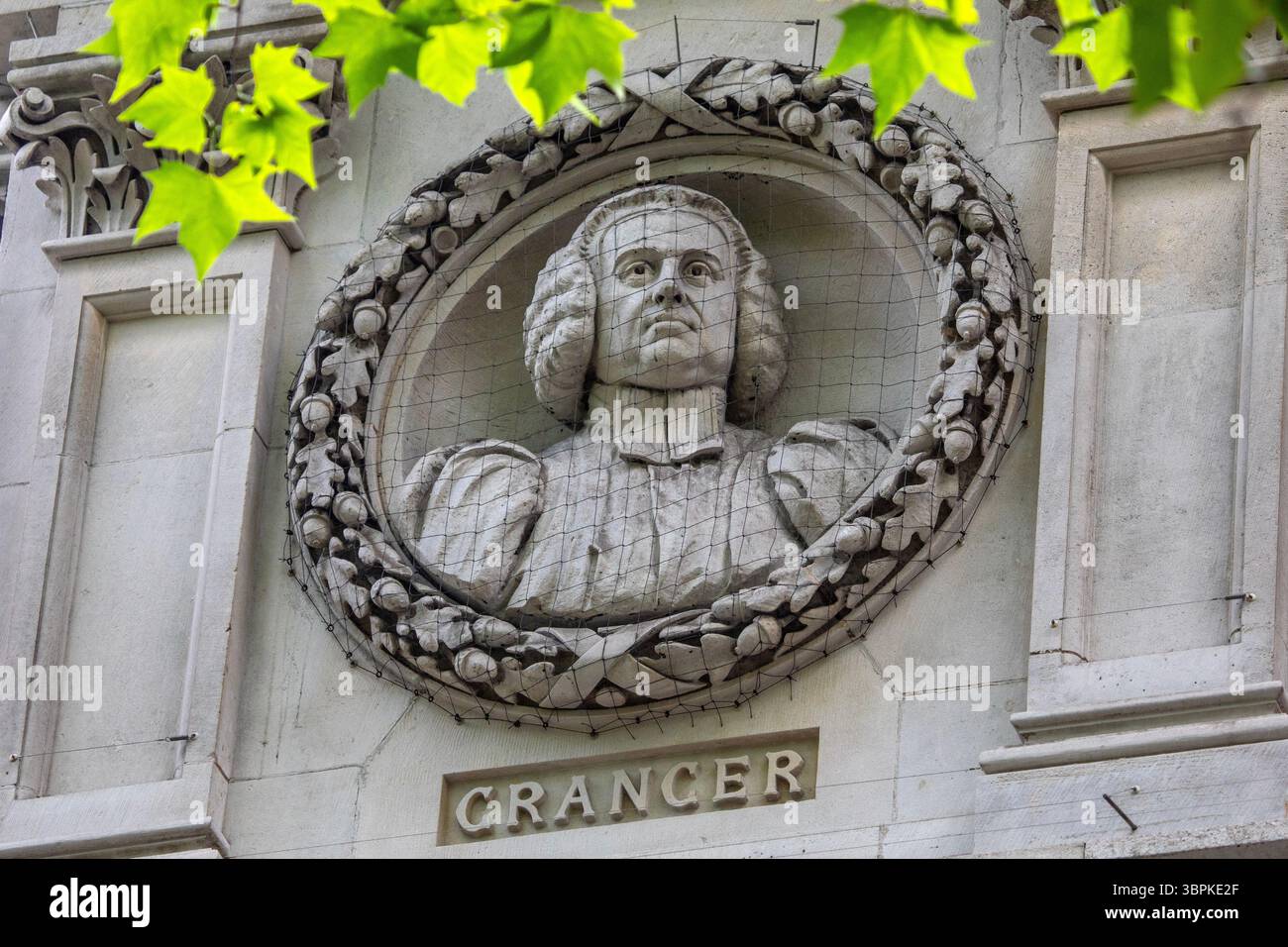 Londra, Regno Unito - 2 giugno 2025: Una scultura del sacerdote inglese James Granger, all'esterno della National Portrait Gallery di Londra, Regno Unito. Foto Stock