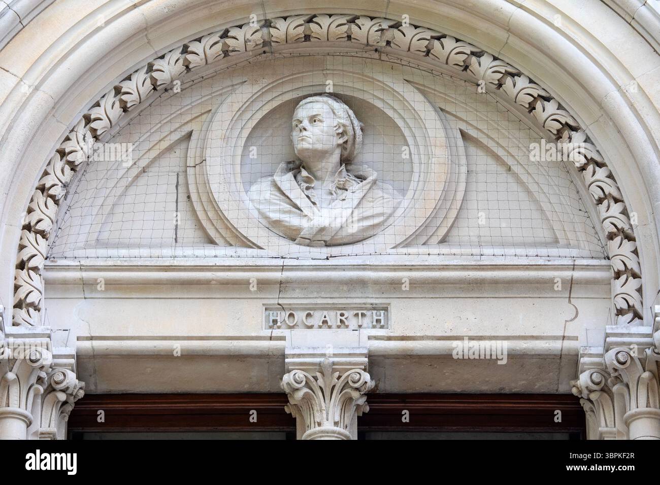 Londra, Regno Unito - 2 giugno 2025: Una scultura del famoso artista William Hogarth, all'esterno della National Portrait Gallery di Londra, Regno Unito. Foto Stock
