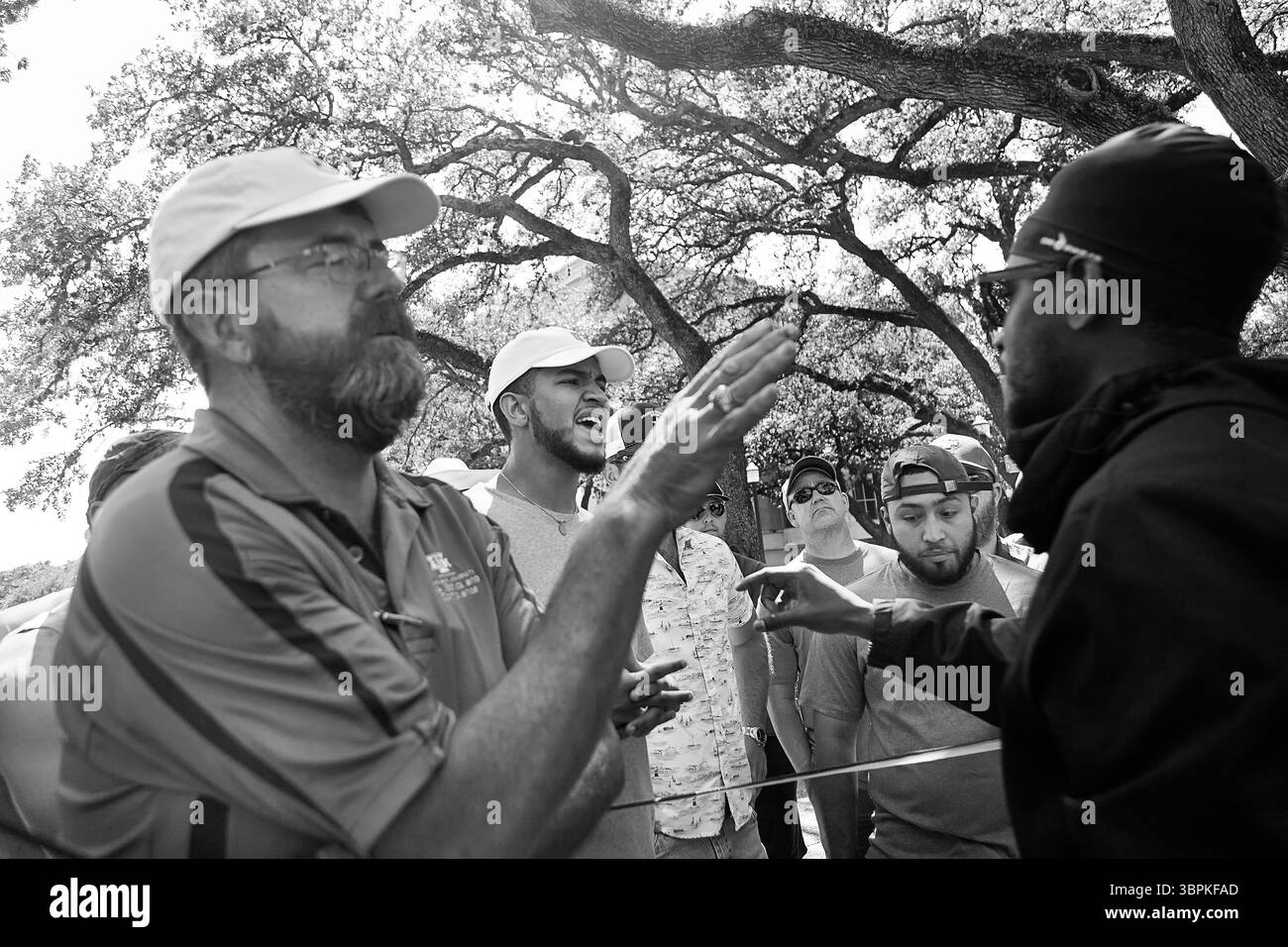 13 giugno 2020, College Station, Texas, USA: I manifestanti si sono manifestati a favore e contro la rimozione della statua di Lawrence Sullivan Ross presso l'Academic Plaza of Texas A&M University. La statua era stata coperta e recintata dopo che era stata deturpata. La protesta rimase per lo più pacifica, con un dialogo significativo tra le due parti. (Immagine di credito: © Leslie Spurlock/ZUMA Wire) Foto Stock