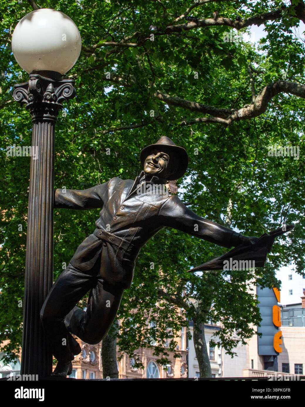 Londra, Regno Unito - 2 giugno 2025: Statua di Gene Kelly nel ruolo di Don Lockwood dal film Singin in the Rain, in Leicester Square, Londra, Regno Unito. Foto Stock