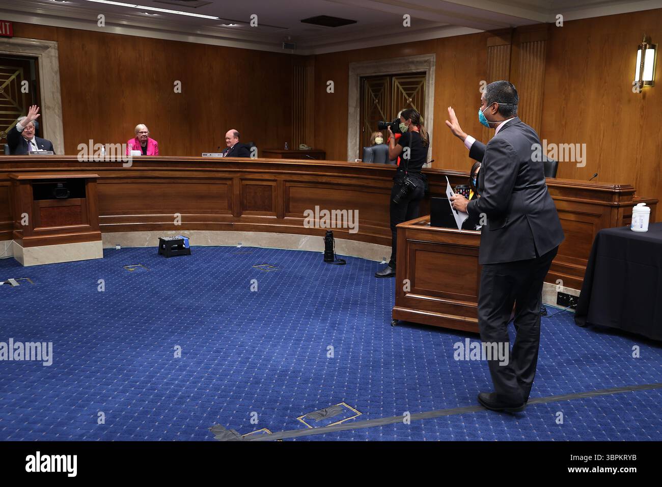 16 giugno 2020, Washington, Distretto di Columbia, Stati Uniti: Ajit Pai, Presidente della Federal Communications Commission (FCC) pratica il distanziamento sociale mentre onora i membri di un sottocomitato per gli stanziamenti del Senato degli Stati Uniti che testimoniano durante un'audizione a Capitol Hill il 16 giugno 2020 a Washington, DC. le audizioni si concentrano sulla supervisione del programma di aste di spettro della Federal Communications Commission per l'anno fiscale 2021 (immagine di credito: © Chip Somodevilla/CNP via ZUMA Wire) Foto Stock