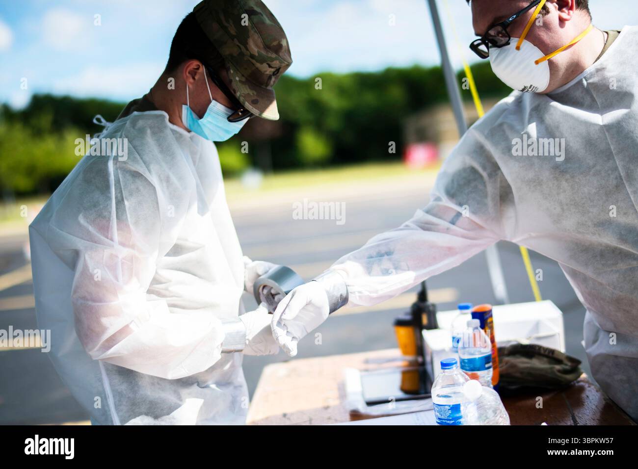 13 giugno 2020 - Alma, Michigan, USA - i membri della Guardia Nazionale del Michigan amministrano i test Covid-19 come parte dei test COVID gratuiti offerti dalla Guardia Nazionale del Michigan alle comunità in tutto il Michigan, ad Alma, Michigan, 13 giugno 2020. I residenti di Alma e Gratiot County hanno avuto l'opportunità di essere testati per la COVID-19, senza alcun costo per loro attraverso una partnership tra la Guardia Nazionale del Michigan, il Dipartimento della salute e dei servizi umani del Michigan, la polizia di Stato del Michigan e i dipartimenti sanitari locali. (Immagine di credito: © Jacob Cessna/U.S. Guardia nazionale/filo ZUMA/ZUMAPRESS.com) Foto Stock