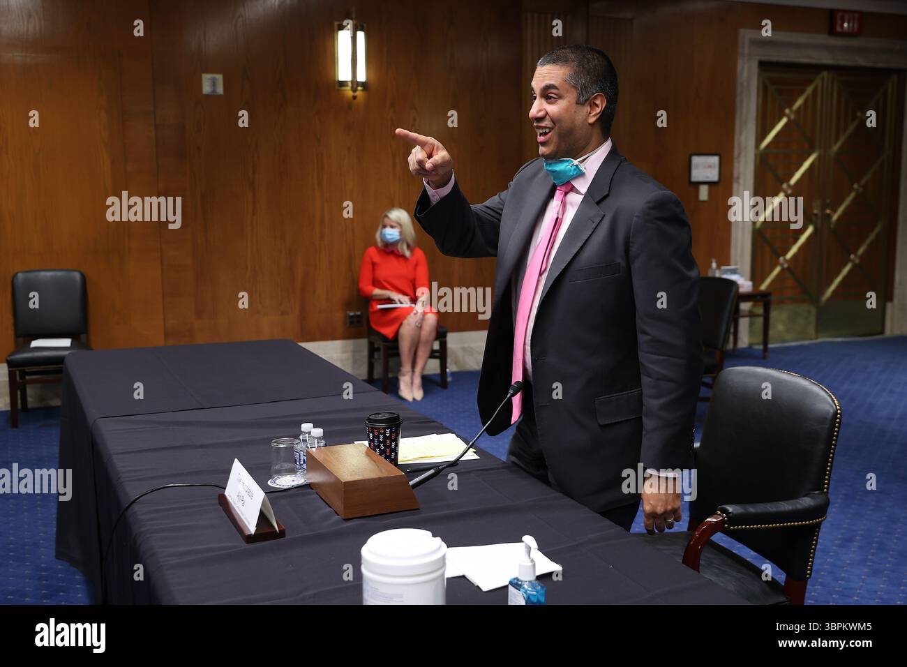 16 giugno 2020, Washington, Distretto di Columbia, Stati Uniti: Ajit Pai, Presidente della Federal Communications Commission (FCC) saluta i membri di una sottocommissione per gli stanziamenti del Senato degli Stati Uniti che testimoniano durante un'audizione a Capitol Hill il 16 giugno 2020 a Washington, DC. le audizioni si concentrano sulla supervisione del programma di aste di spettro della Federal Communications Commission per l'anno fiscale 2021 (immagine di credito: © Chip Somodevilla/CNP via ZUMA Wire) Foto Stock