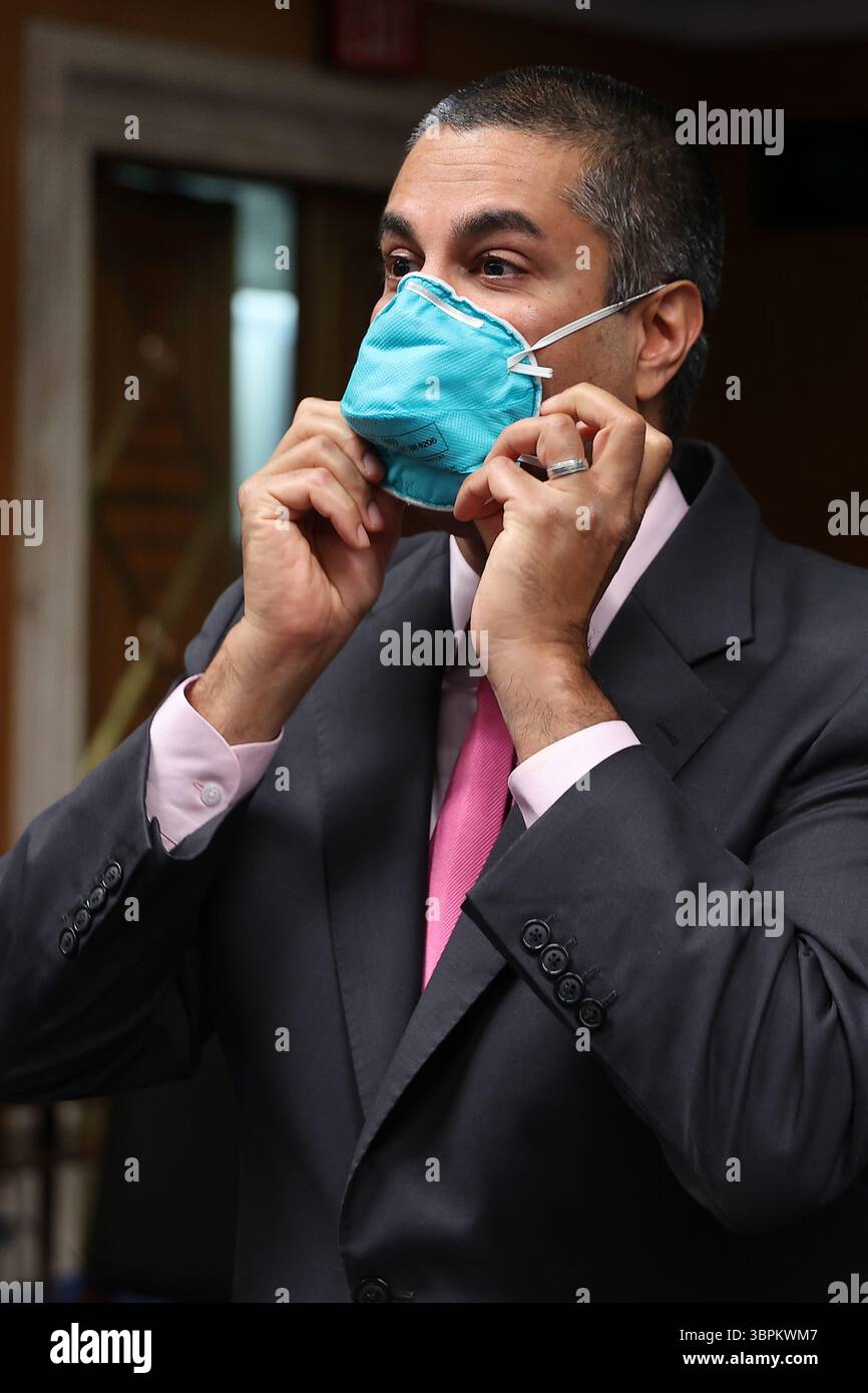 16 giugno 2020, Washington, Distretto di Columbia, Stati Uniti: Ajit Pai, Presidente, Federal Communications Commission (FCC) indossa la maschera dopo aver testimoniato durante un'audizione della sottocommissione per gli stanziamenti del Senato degli Stati Uniti a Capitol Hill il 16 giugno 2020 a Washington, DC. le audizioni si concentrano sulla supervisione del programma di aste dello spettro della Federal Communications Commission per l'anno fiscale 2021 (immagine di credito: © Chip Somodevilla/CNP via ZUMA Wire) Foto Stock