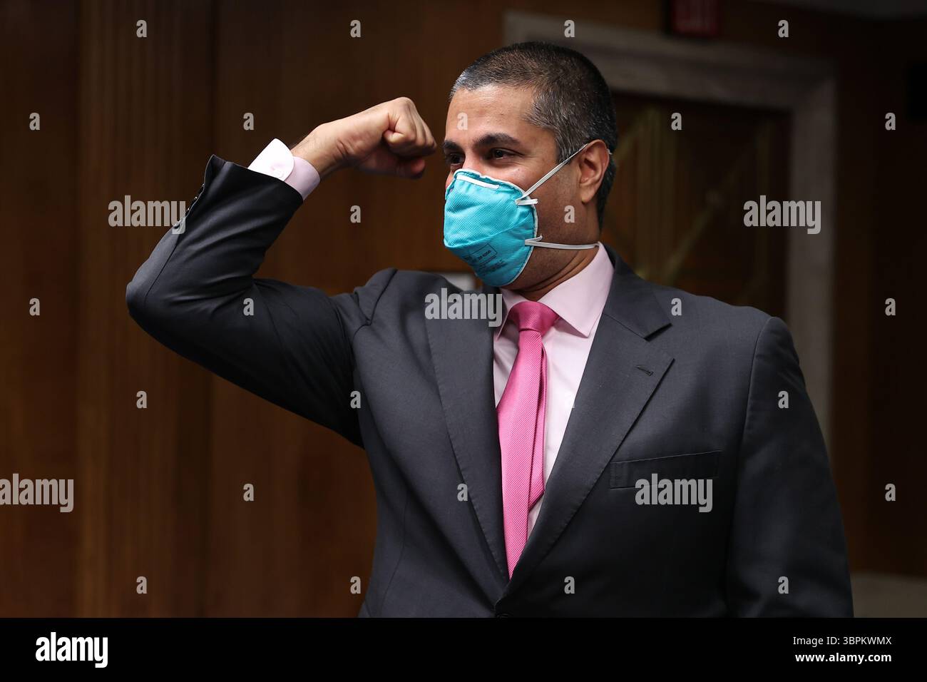 16 giugno 2020, Washington, Distretto di Columbia, Stati Uniti: Ajit Pai, Presidente della Federal Communications Commission (FCC) saluta i membri di una sottocommissione per gli stanziamenti del Senato degli Stati Uniti che testimoniano durante un'audizione a Capitol Hill il 16 giugno 2020 a Washington, DC. le audizioni si concentrano sulla supervisione del programma di aste di spettro della Federal Communications Commission per l'anno fiscale 2021 (immagine di credito: © Chip Somodevilla/CNP via ZUMA Wire) Foto Stock