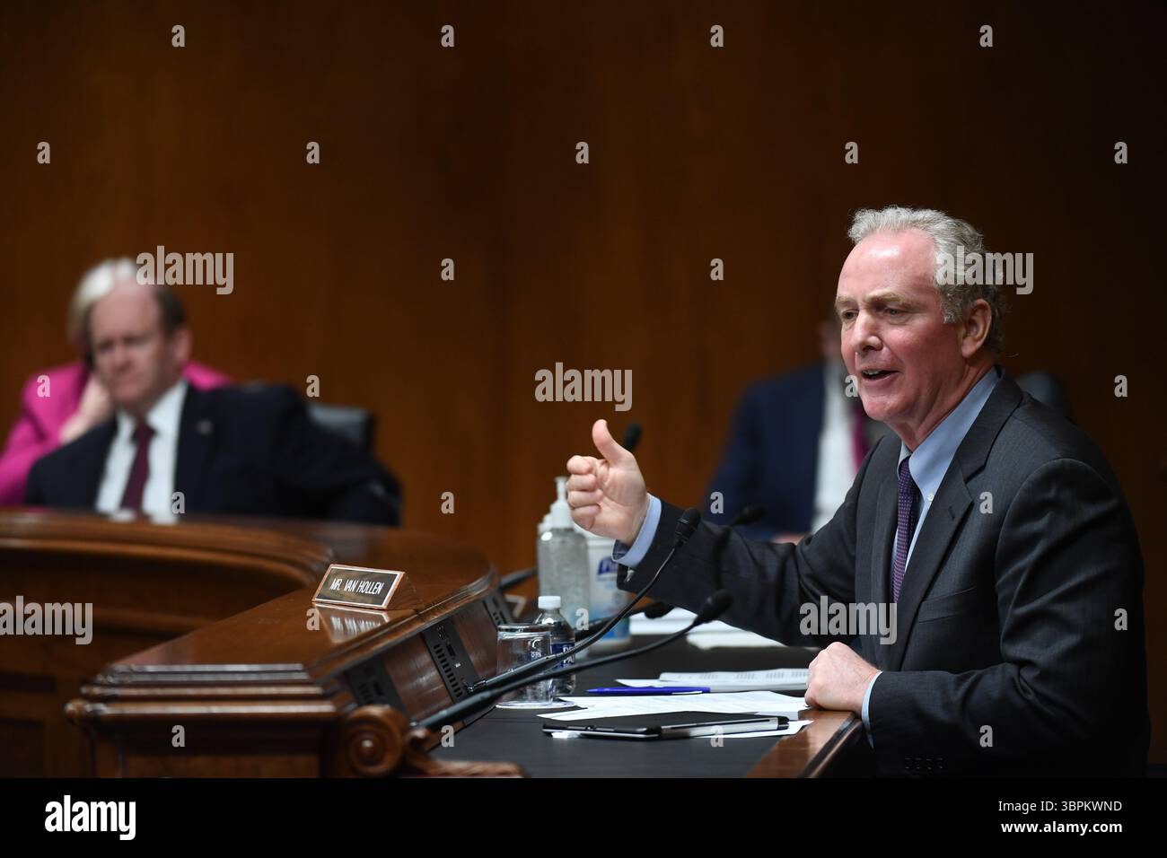 16 giugno 2020, Washington, District of Columbia, USA: Il senatore degli Stati Uniti Chris Van Hollen (democratico del Maryland) parla con Ajit Pai, presidente della Federal Communications Commission (FCC), durante un'audizione di supervisione per esaminare il programma di aste di spettro della Federal Communications Commission per l'anno fiscale 2021 il 16 giugno 2020. L'audizione si è tenuta dalla sottocommissione per gli stanziamenti del Senato degli Stati Uniti per i servizi finanziari e il governo generale (immagine di credito: © Tony Sandys/CNP via ZUMA Wire) Foto Stock