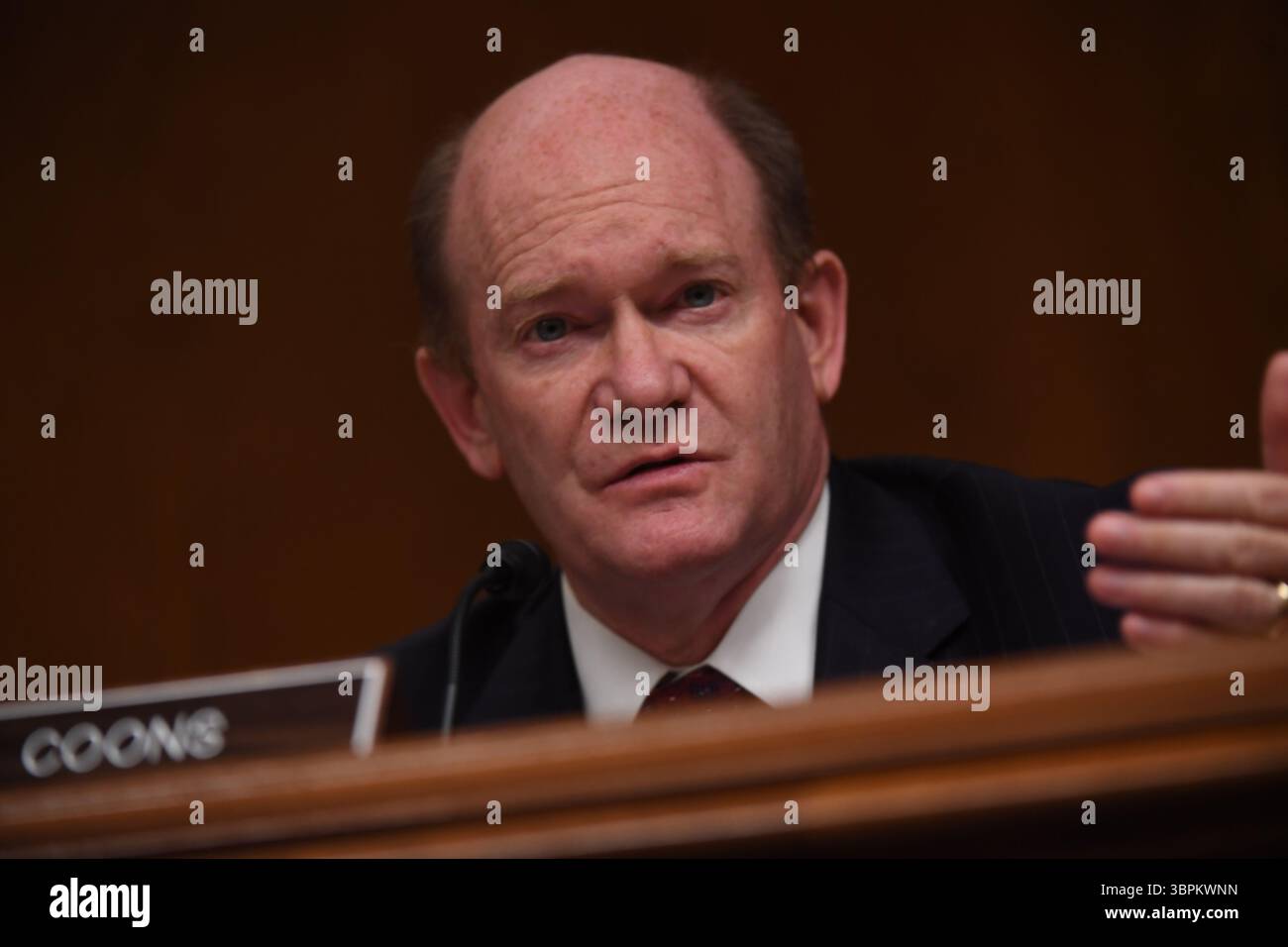 16 giugno 2020, Washington, Distretto di Columbia, USA: Il senatore degli Stati Uniti Chris Coons (Democratico del Delaware) interroga Ajit Pai, presidente della Federal Communications Commission (FCC), durante un'audizione di sorveglianza per esaminare il programma di aste di spettro della Federal Communications Commission per l'anno fiscale 2021 il 16 giugno 2020. L'audizione si è tenuta dalla sottocommissione per gli stanziamenti del Senato degli Stati Uniti per i servizi finanziari e il governo generale (immagine di credito: © Toni Sandys/CNP via ZUMA Wire) Foto Stock