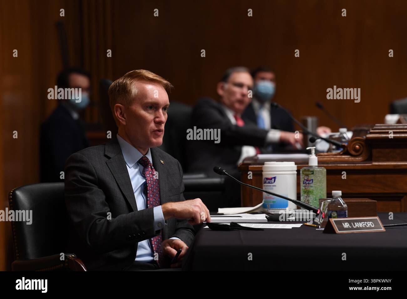 16 giugno 2020, Washington, District of Columbia, USA: Il senatore degli Stati Uniti James Lankford (repubblicano dell'Oklahoma) parla con Ajit Pai, presidente della Federal Communications Commission (FCC), durante la sua testimonianza in un'audizione di sorveglianza per esaminare il programma di aste di spettro della Federal Communications Commission per l'anno fiscale 2021 il 16 giugno 2020. L'audizione si è tenuta dalla sottocommissione per gli stanziamenti del Senato degli Stati Uniti per i servizi finanziari e il governo generale (immagine di credito: © Toni Sandys/CNP via ZUMA Wire) Foto Stock
