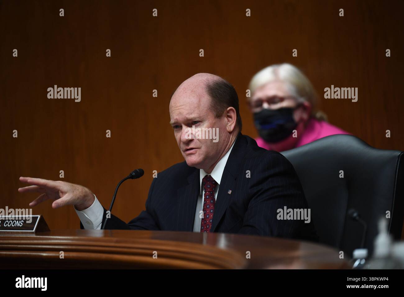 16 giugno 2020, Washington, Distretto di Columbia, USA: Il senatore degli Stati Uniti Chris Coons (Democratico del Delaware) interroga Ajit Pai, presidente della Federal Communications Commission (FCC), durante la sua testimonianza prima di un'audizione di supervisione per esaminare il programma di aste di spettro della Federal Communications Commission per l'anno fiscale 2021 il 16 giugno 2020. L'audizione si è tenuta dalla sottocommissione per gli stanziamenti del Senato degli Stati Uniti per i servizi finanziari e il governo generale (immagine di credito: © Toni Sandys/CNP via ZUMA Wire) Foto Stock