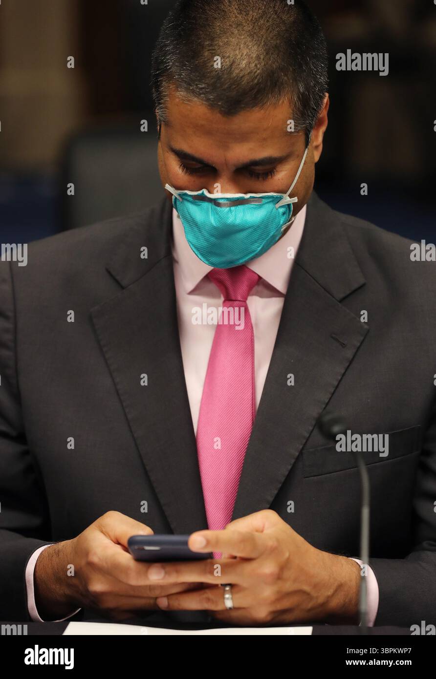 16 giugno 2020, Washington, Distretto di Columbia, Stati Uniti: Ajit Pai, Presidente della Federal Communications Commission (FCC), esamina il suo dispositivo elettronico prima di testimoniare dinanzi a un'audizione della sottocommissione per gli stanziamenti del Senato a Capitol Hill il 16 giugno 2020 a Washington, DC. le audizioni si concentrano sulla supervisione del programma di aste dello spettro della Federal Communications Commission per l'anno fiscale 2021 (immagine di credito: © Chip Somodevilla/CNP via ZUMA Wire) Foto Stock