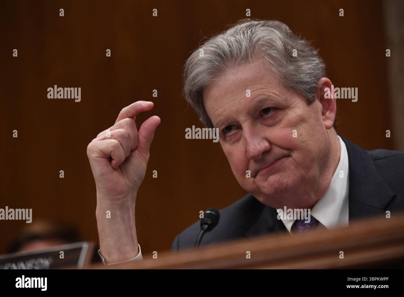 16 giugno 2020, Washington, District of Columbia, USA: Il senatore degli Stati Uniti John Neely Kennedy (repubblicano della Louisiana) interroga Ajit Pai, presidente della Federal Communications Commission (FCC), durante un'audizione di supervisione per esaminare il programma di aste di spettro della Federal Communications Commission per l'anno fiscale 2021 il 16 giugno 2020. L'audizione si è tenuta dalla sottocommissione per gli stanziamenti del Senato per i servizi finanziari e la pubblica amministrazione (immagine di credito: © Toni Sandys/CNP via ZUMA Wire) Foto Stock