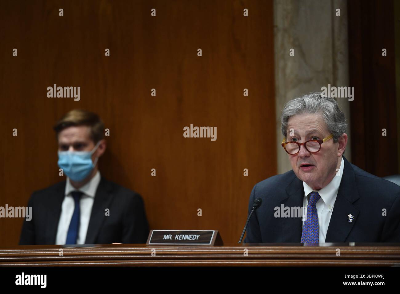 16 giugno 2020, Washington, District of Columbia, USA: Il senatore degli Stati Uniti John Neely Kennedy (repubblicano della Louisiana) si rivolge ad Ajit Pai, presidente della Federal Communications Commission (FCC), prima di testimoniare durante un'audizione di supervisione per esaminare il programma di aste di spettro della Federal Communications Commission per l'anno fiscale 2021 il 16 giugno 2020. L'audizione si è tenuta dalla sottocommissione per gli stanziamenti del Senato degli Stati Uniti per i servizi finanziari e il governo generale (immagine di credito: © Toni Sandys/CNP via ZUMA Wire) Foto Stock