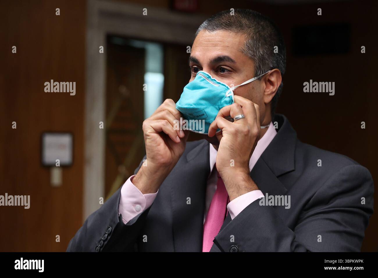 16 giugno 2020, Washington, Distretto di Columbia, Stati Uniti: Ajit Pai, Presidente, Federal Communications Commission (FCC) indossa la maschera dopo aver testimoniato durante un'audizione della sottocommissione per gli stanziamenti del Senato degli Stati Uniti a Capitol Hill il 16 giugno 2020 a Washington, DC. le audizioni si concentrano sulla supervisione del programma di aste dello spettro della Federal Communications Commission per l'anno fiscale 2021 (immagine di credito: © Chip Somodevilla/CNP via ZUMA Wire) Foto Stock