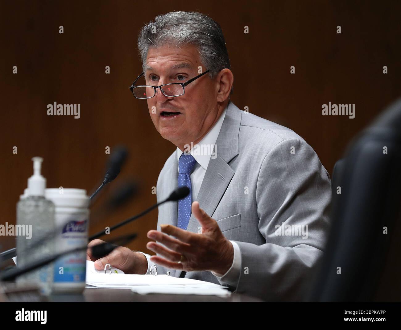 16 giugno 2020, Washington, Distretto di Columbia, USA: Il senatore degli Stati Uniti Joe Manchin III (Democratico della Virginia Occidentale) parla durante un'audizione della sottocommissione per gli stanziamenti del Senato degli Stati Uniti su Capitol Hill 16 giugno 2020 a Washington, DC. Il sottocomitato ha ascoltato la testimonianza di Ajit Pai, presidente della Federal Communications Commission (FCC), sulla supervisione del programma di aste spettro della Federal Communications Commission per l'anno fiscale 2021 (Credit Image: © Chip Somodevilla Wire) Foto Stock