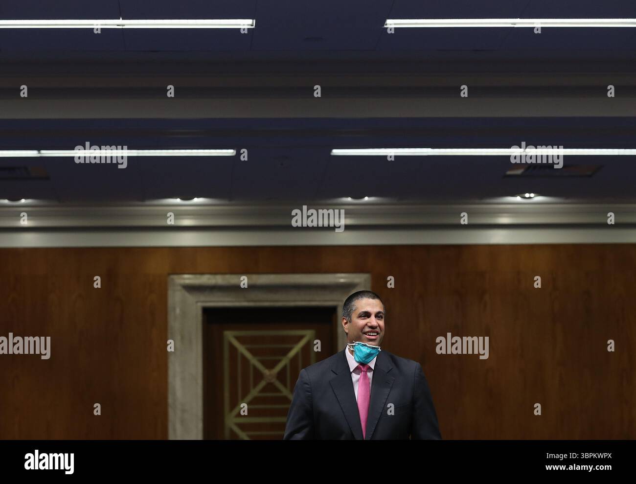 16 giugno 2020, Washington, Distretto di Columbia, Stati Uniti: Ajit Pai, Presidente della Federal Communications Commission (FCC), si prepara a testimoniare davanti a un'audizione della sottocommissione per gli stanziamenti del Senato degli Stati Uniti a Capitol Hill il 16 giugno 2020 a Washington, DC. le audizioni si concentrano sulla supervisione del programma di aste dello spettro della Federal Communications Commission per l'esercizio fiscale 2021 (immagine di credito: © Chip Somodevilla/CNP via ZUMA Wire) Foto Stock