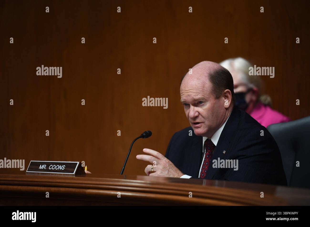 16 giugno 2020, Washington, Distretto di Columbia, USA: Il senatore degli Stati Uniti Chris Coons (Democratico del Delaware) parla con Ajit Pai, presidente della Federal Communications Commission (FCC), prima di testimoniare durante un'audizione di supervisione per esaminare il programma di aste di spettro della Federal Communications Commission per l'anno fiscale 2021 il 16 giugno 2020. L'audizione si è tenuta dalla sottocommissione per gli stanziamenti del Senato degli Stati Uniti per i servizi finanziari e il governo generale (immagine di credito: © Toni Sandys/CNP via ZUMA Wire) Foto Stock