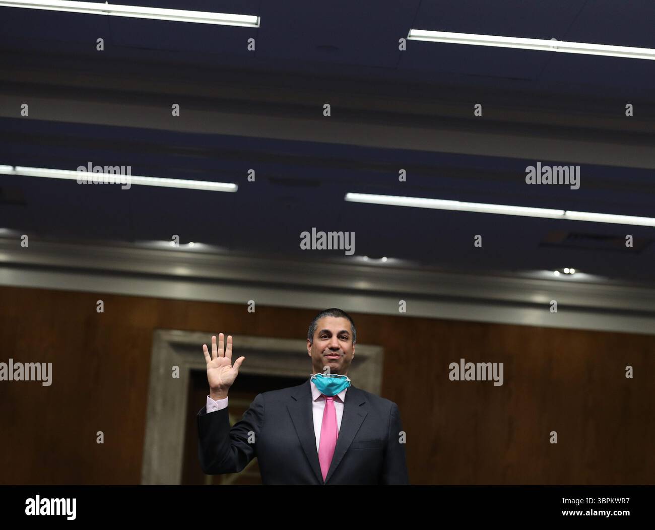 16 giugno 2020, Washington, Distretto di Columbia, Stati Uniti: Ajit Pai, Presidente della Federal Communications Commission (FCC), presta giuramento prima di testimoniare davanti a una sottocommissione per gli stanziamenti del Senato degli Stati Uniti a Capitol Hill il 16 giugno 2020. le audizioni si concentrano sulla supervisione del programma di aste dello spettro della Federal Communications Commission per l'anno fiscale 2021 (immagine di credito: © Chip Somodevilla/CNP via ZUMA Wire) Foto Stock