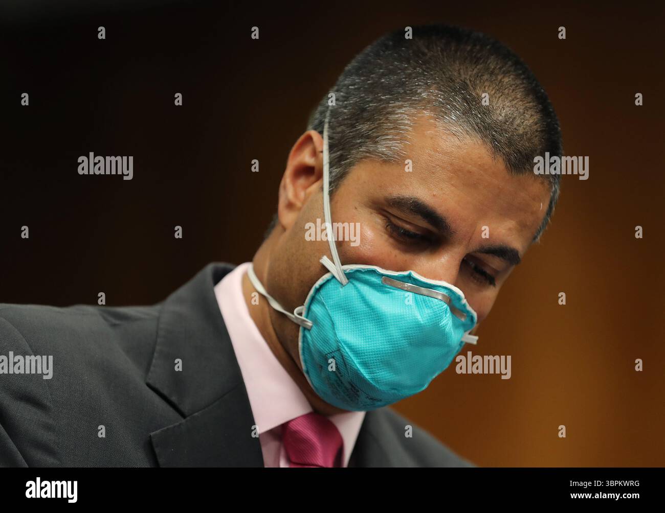 16 giugno 2020, Washington, Distretto di Columbia, Stati Uniti: Ajit Pai, Presidente della Federal Communications Commission (FCC), esamina il suo dispositivo elettronico prima di testimoniare dinanzi a un'audizione della sottocommissione per gli stanziamenti del Senato a Capitol Hill il 16 giugno 2020 a Washington, DC. le audizioni si concentrano sulla supervisione del programma di aste dello spettro della Federal Communications Commission per l'anno fiscale 2021 (immagine di credito: © Chip Somodevilla/CNP via ZUMA Wire) Foto Stock