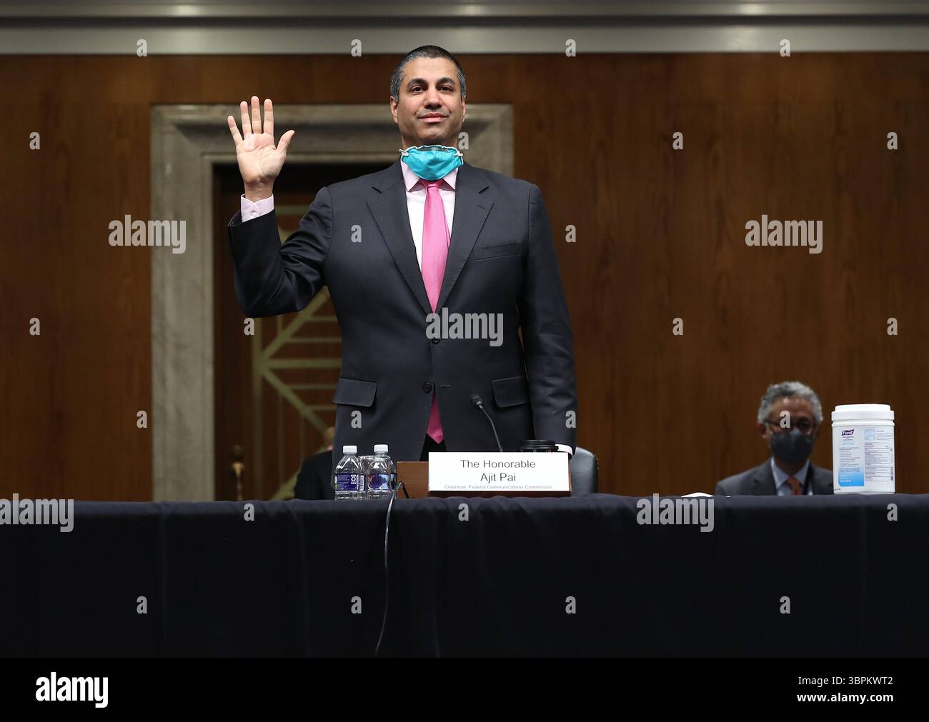 16 giugno 2020, Washington, Distretto di Columbia, Stati Uniti: Ajit Pai, Presidente della Federal Communications Commission (FCC), presta giuramento prima di testimoniare davanti a una sottocommissione per gli stanziamenti del Senato degli Stati Uniti a Capitol Hill il 16 giugno 2020. le audizioni si concentrano sulla supervisione del programma di aste dello spettro della Federal Communications Commission per l'anno fiscale 2021 (immagine di credito: © Chip Somodevilla/CNP via ZUMA Wire) Foto Stock