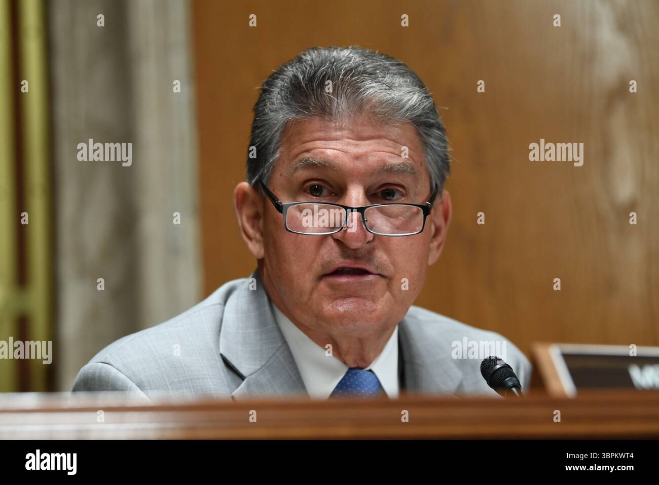 16 giugno 2020, Washington, Distretto di Columbia, USA: Il senatore degli Stati Uniti Joe Manchin III (Democratico della Virginia Occidentale) parla con Ajit Pai, presidente della Federal Communications Commission, durante un'audizione di supervisione per esaminare il programma di aste spettro della Federal Communications Commission per l'anno fiscale 2021 il 16 giugno 2020. L'audizione si è tenuta dalla sottocommissione per gli stanziamenti del Senato degli Stati Uniti per i servizi finanziari e il governo generale (immagine di credito: © Toni Sandys/CNP via ZUMA Wire) Foto Stock